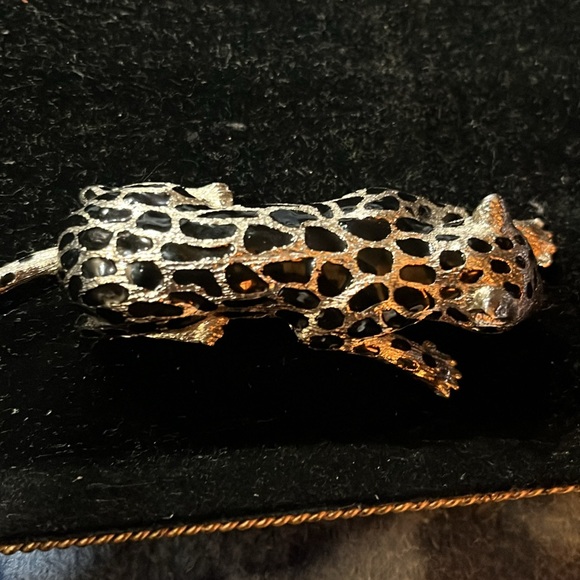 ENAMELED & JEWELED LEOPARD BROOCH W/ ARTICULATED TAIL - Picture 4 of 8
